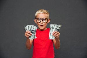 Educação financeira: a importância conversar com crianças sobre dinheiro (drobotdean/ Freepik)